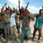 Boscimani che festeggiano la sentenza che ha dato loro ragione e li ha riammessi nella Central Kalahari Game Reserve - Foto Survival International